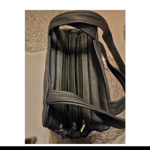 BIG PRICE DROP!!  Three Large Main Zippered Compartments Leather Handbag - Picture 4 of 12